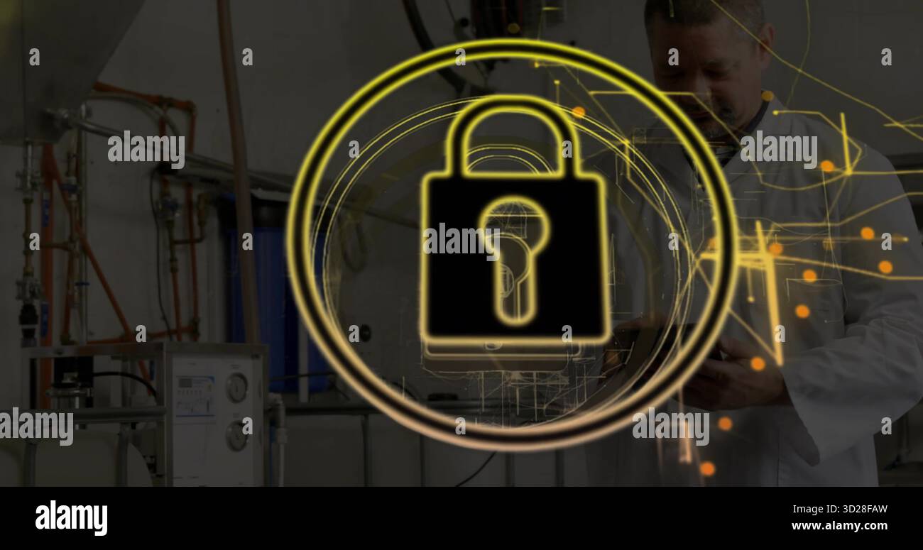 Ingénieur d'inspection portant une blouse de laboratoire tenant la tablette à l'intérieur de l'usine avec des tuyaux, icône de cadenas lumineux Banque D'Images