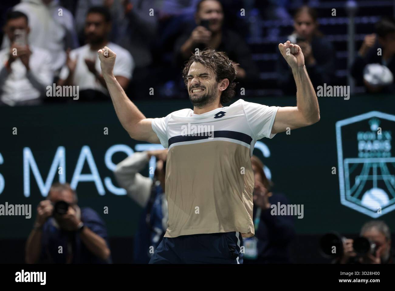 Nanterre, France. 30 octobre 2025. Valentin Vacherot de Monaco célèbre sa victoire contre Cameron Norrie de Grande-Bretagne lors de la quatrième journée du tournoi de tennis Rolex Paris Masters 2025, ATP Masters 1000 le 30 octobre 2025 au Paris la Defense Arena de Nanterre près de Paris, France - photo Jean Catuffe/DPPI crédit : DPPI Media/Alamy Live News Banque D'Images