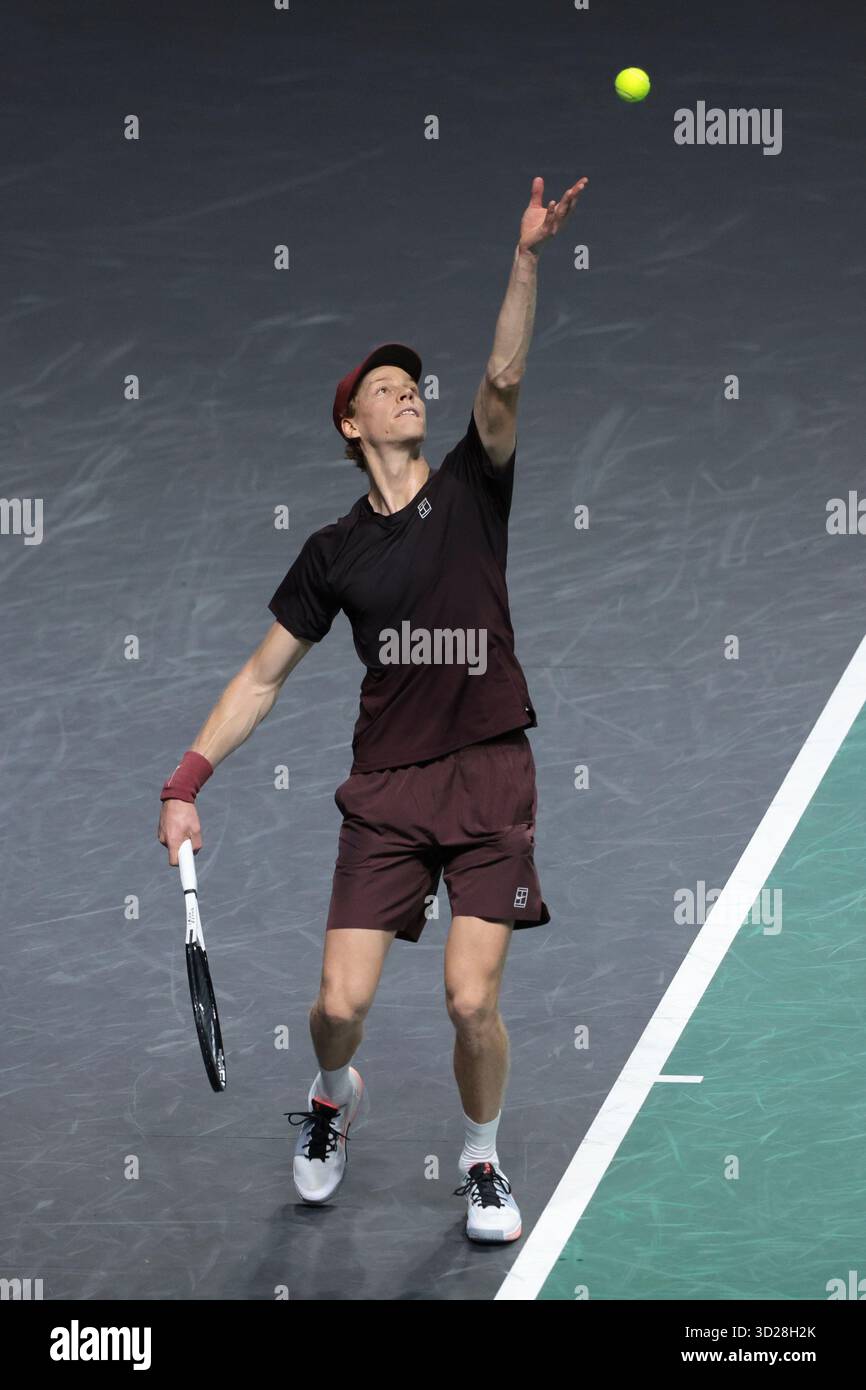 Nanterre, France. 30 octobre 2025. Jannik Sinner d'Italie pendant le jour 4 du tournoi de tennis Rolex Paris Masters 2025, ATP Masters 1000 le 30 octobre 2025 au Paris la Defense Arena de Nanterre près de Paris, France - photo Jean Catuffe/DPPI crédit : DPPI Media/Alamy Live News Banque D'Images