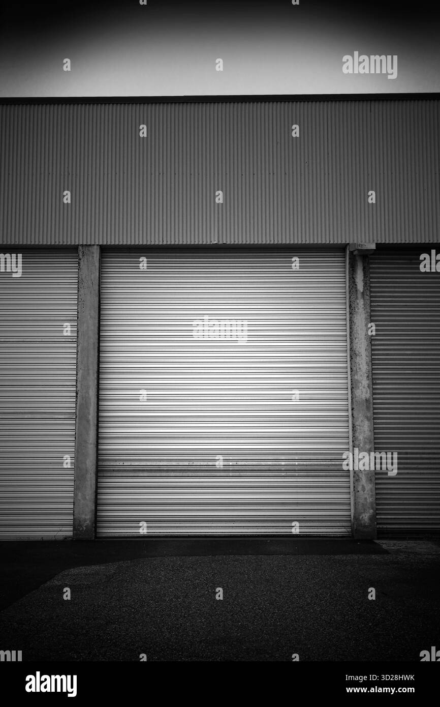 Enrouler les portes d'entrepôt en monochrome. Banque D'Images