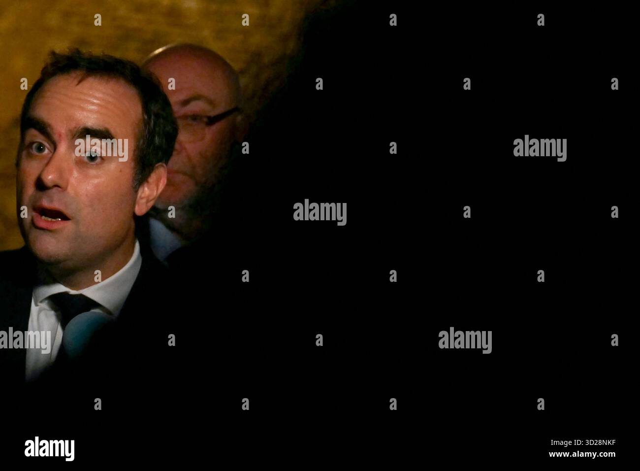 Carentan, France. 30 octobre 2025. Le premier ministre français Sébastien Lecornu s'adresse aux médias après avoir visité l'hôpital et le centre de santé de Carentan, à Carentan, dans le nord-ouest de la France, le 30 octobre 2025. Photo de Lou Benoist/Pool/ABACAPRESS.COM crédit : Abaca Press/Alamy Live News Banque D'Images