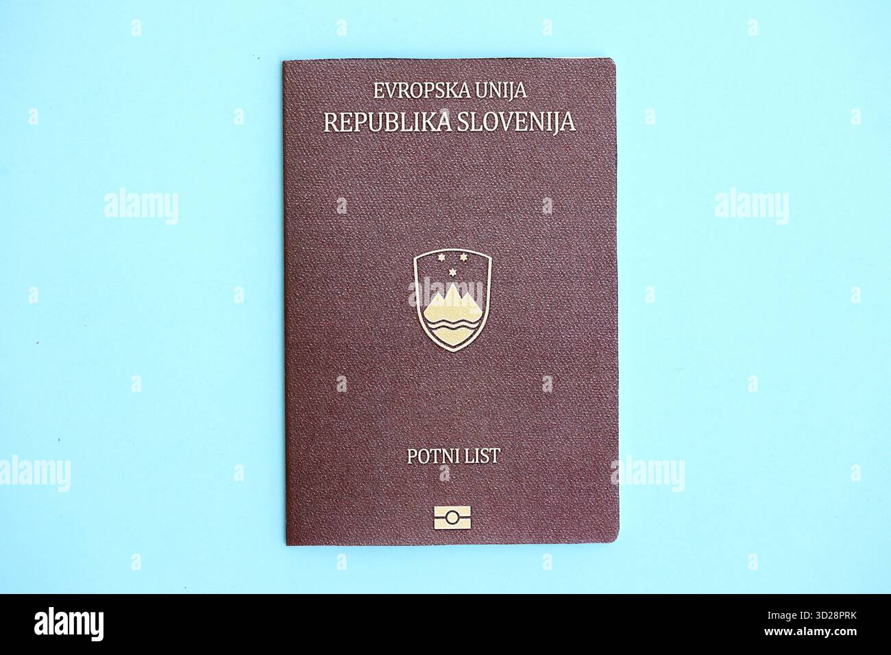 Passeport slovène sur fond de papier bleu clair gros plan. Citoyenneté et voyage en Europe concept Banque D'Images