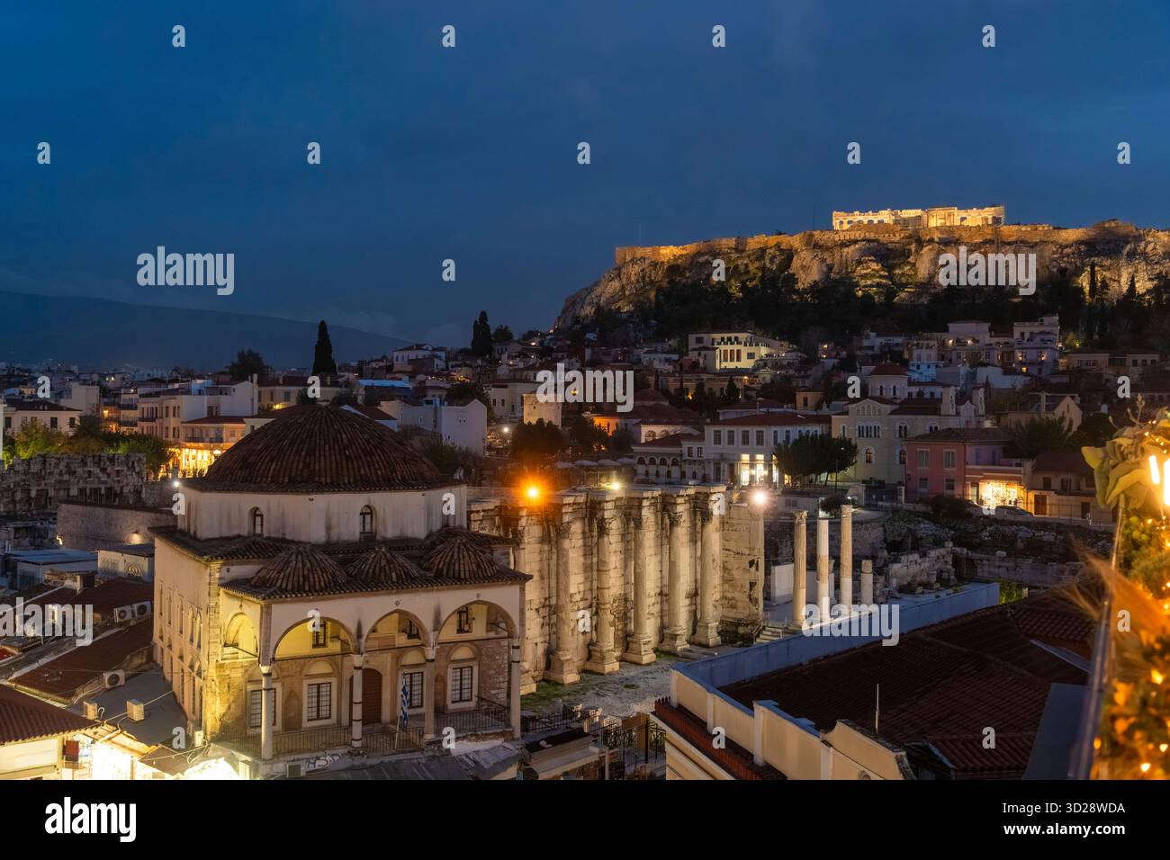 Vue de nuit sur l'Acropole et les ruines antiques à Monastiraki Athènes Banque D'Images