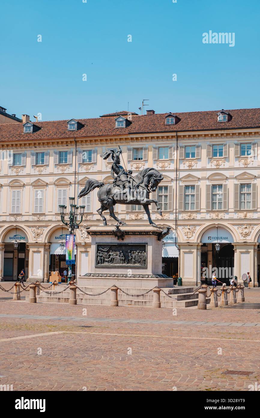 Turin, Italie - 20 juin 2025 : Statue d'Emanuele Filiberto di Savoia à cheval sur la Piazza San Carlo, Turin, Italie, entourée d'un élégant bui baroque Banque D'Images