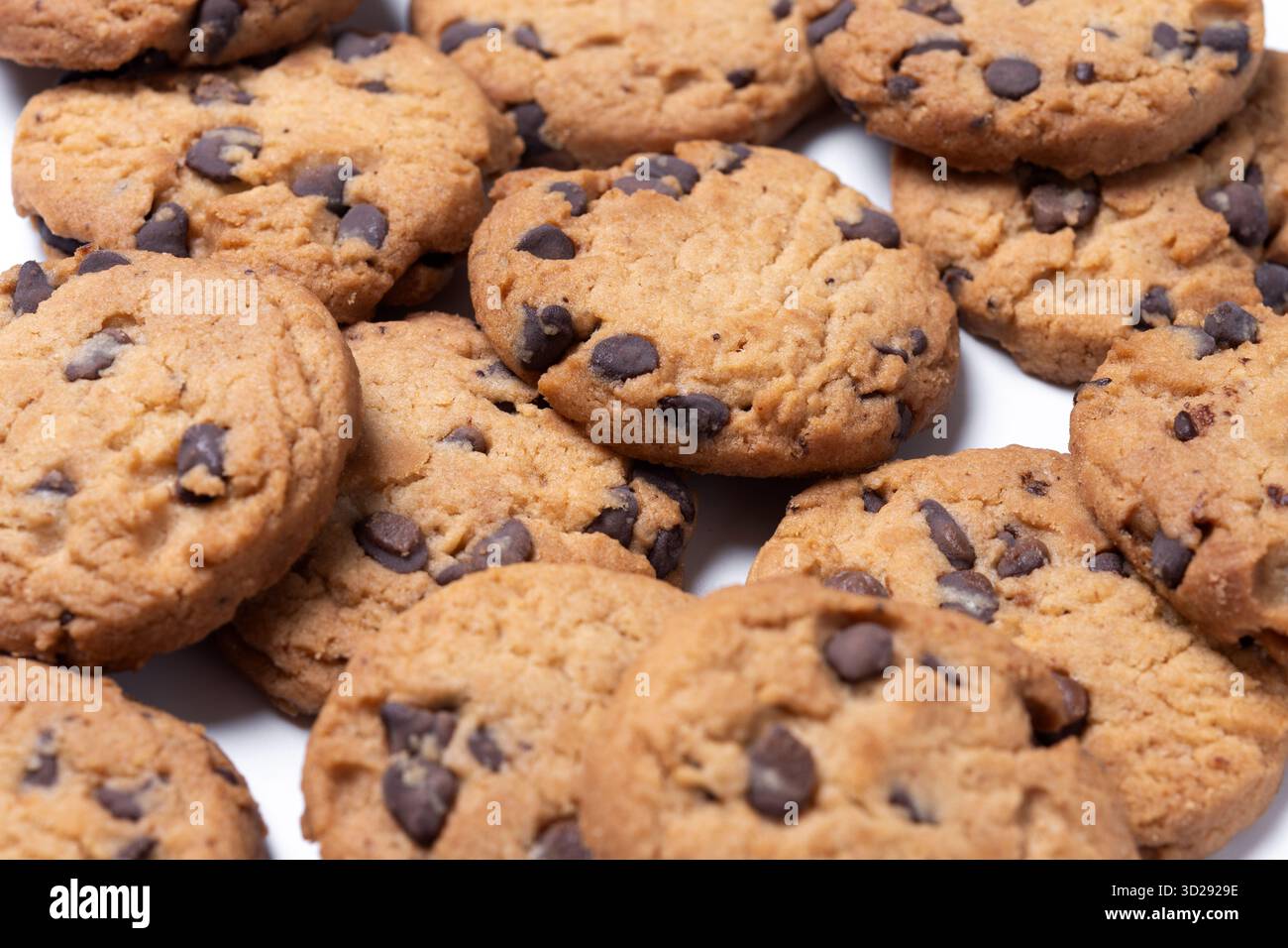 Biscuits aux pépites de chocolat cuits isolés sur fond blanc Banque D'Images