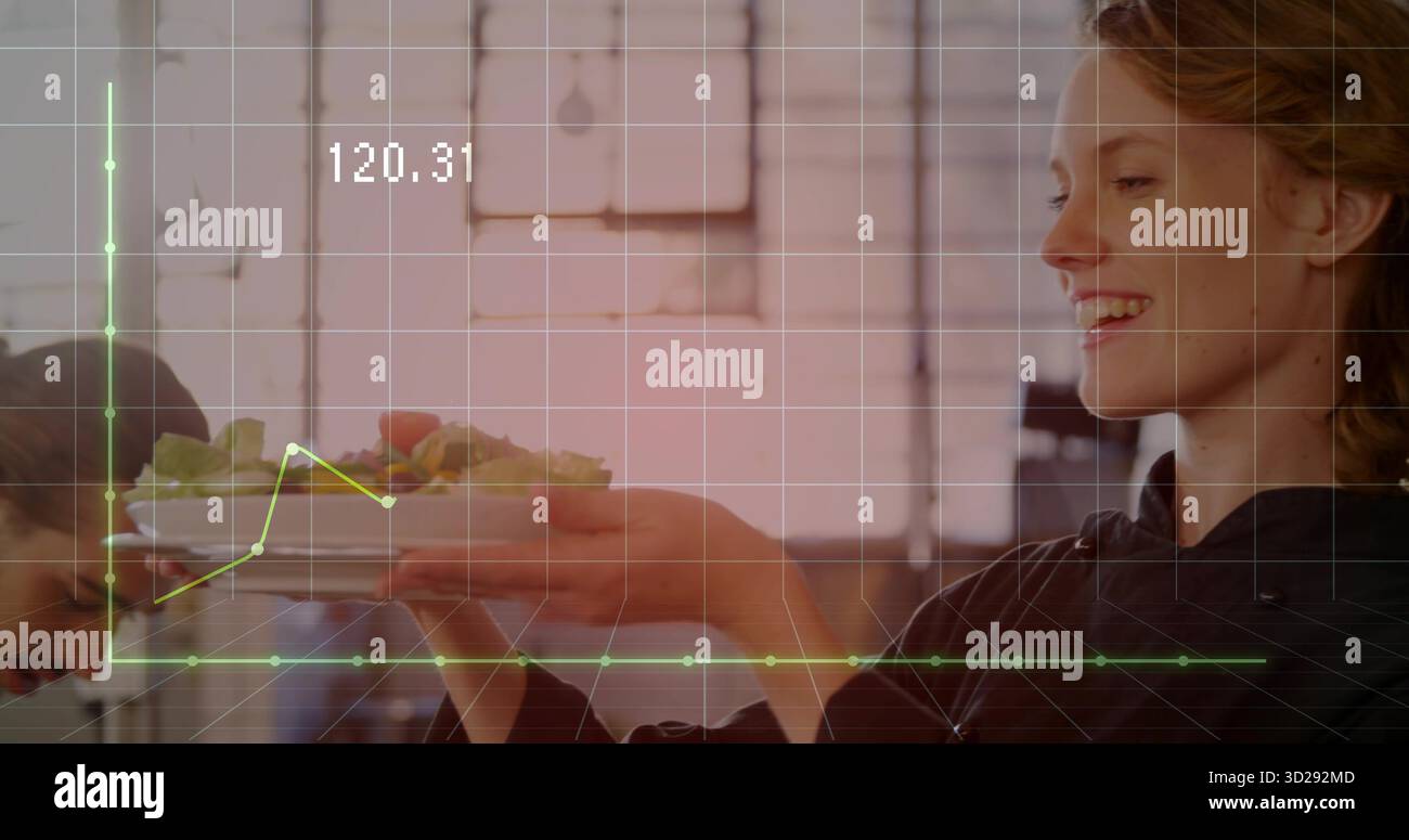 Chef portant une veste noire présentant une assiette à salade au comptoir, avec superposition quadrillée 120 Banque D'Images