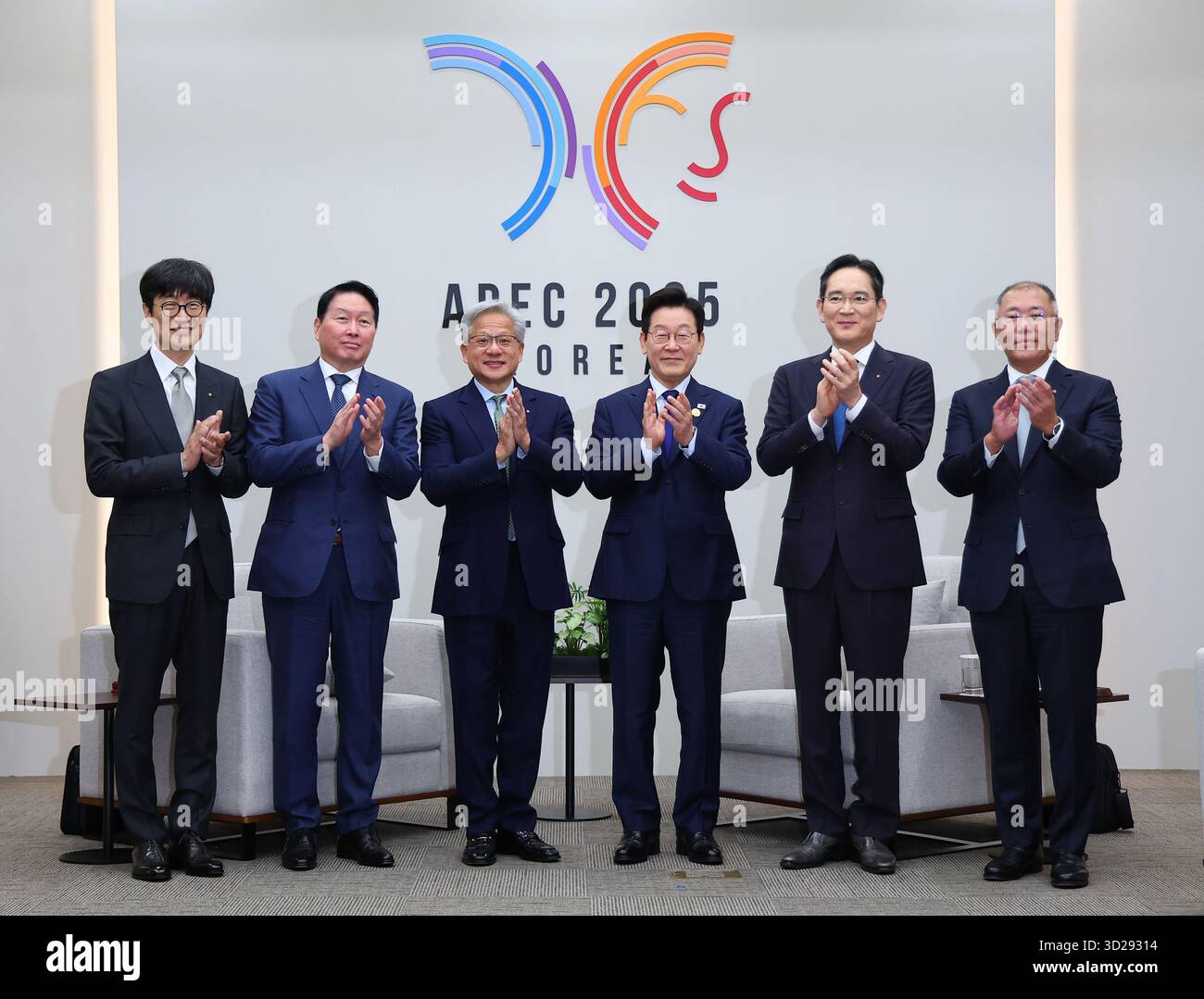 Gyeongju, Gyeongbuk, CORÉE DU SUD. 31 octobre 2025. Oct 30, 2025-Gyeongju, Corée du Sud-de gauche Lee Hae Jin, président fondateur, Chey Tae Won, président du groupe SK, Jensen Huang, président-directeur général de NVIDIA, président sud-coréen Lee Jae Myung, président de Samsung, Chung Eui Sun, président exécutif et chef de la direction de Hyundai Motor Group Stand Pake photo lors du Sommet de l'APEC 2025 à Gyeongju, Corée du Sud. (Crédit image : © APEC 2025 Corée via ZUMA Press Wire) USAGE ÉDITORIAL SEULEMENT ! Non destiné à UN USAGE commercial ! Banque D'Images