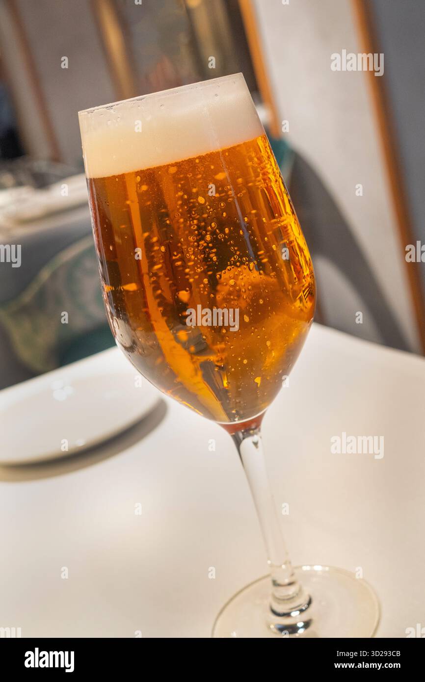 Verre à bière à la table du restaurant Banque D'Images