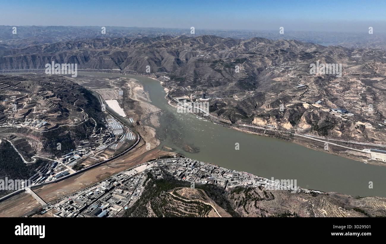 (251031) -- TAIYUAN, Oct. 31, 2025 (Xinhua) -- une photo de drone aérien prise le 19 mars 2025 montre une vue de la ville antique de Qikou dans le comté de Linxian, dans la province du Shanxi, au nord de la Chine. Qikou, une ancienne ville le long du fleuve jaune, était un important ferry de commerce dans l'histoire, où les marchands déchargeaient des marchandises telles que la fourrure, la laine et les herbes des bateaux arrivant en amont et passaient au transport terrestre pour les livrer à des villes comme Taiyuan, Pékin et Tianjin. Un tel avantage géographique a fait de Qikou un port important jusqu'aux années 1970 Cependant, la gloire de Qikou s'estompe progressivement au cours de la décennie suivante Banque D'Images