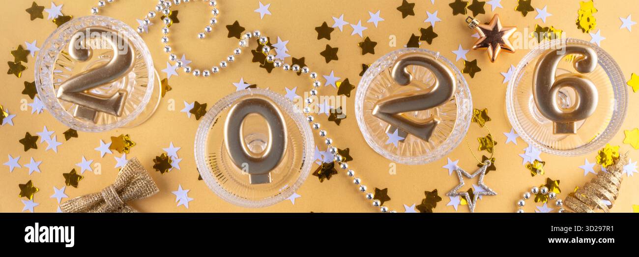 Fond de carte de voeux de célébration du nouvel an 2026 numéros d'or 2026 avec décoration de fête dorée, étoiles confettis sur fond rose. Flat Lay, Merry Banque D'Images