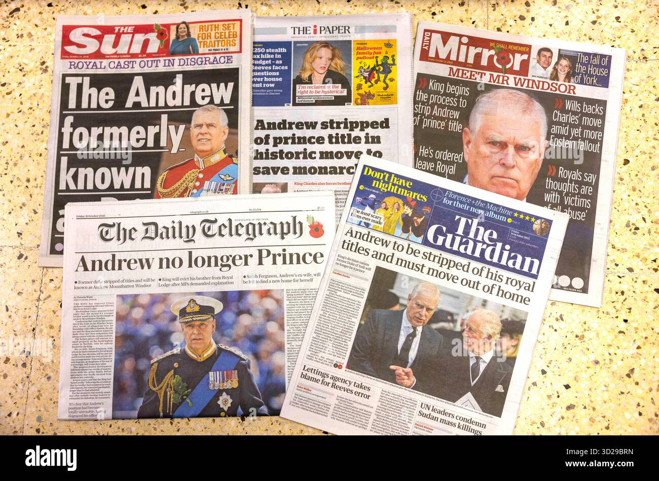 Londres, Royaume-Uni. 31 octobre 2025. Les journaux montrant la chute de l'ancien SAR le Prince Andrew. Le prince Andrew est déchu de son titre de « prince » et quittera son manoir de Windsor, Royal Lodge le frère du roi - maintenant connu sous le nom d'Andrew Mountbatten Windsor - déménagera dans le domaine royal de Sandringham, Norfolk. Andrew a renoncé à ses autres titres royaux plus tôt ce mois-ci, y compris le Duke of Yor Credit : Mark Thomas/Alamy Live News Banque D'Images
