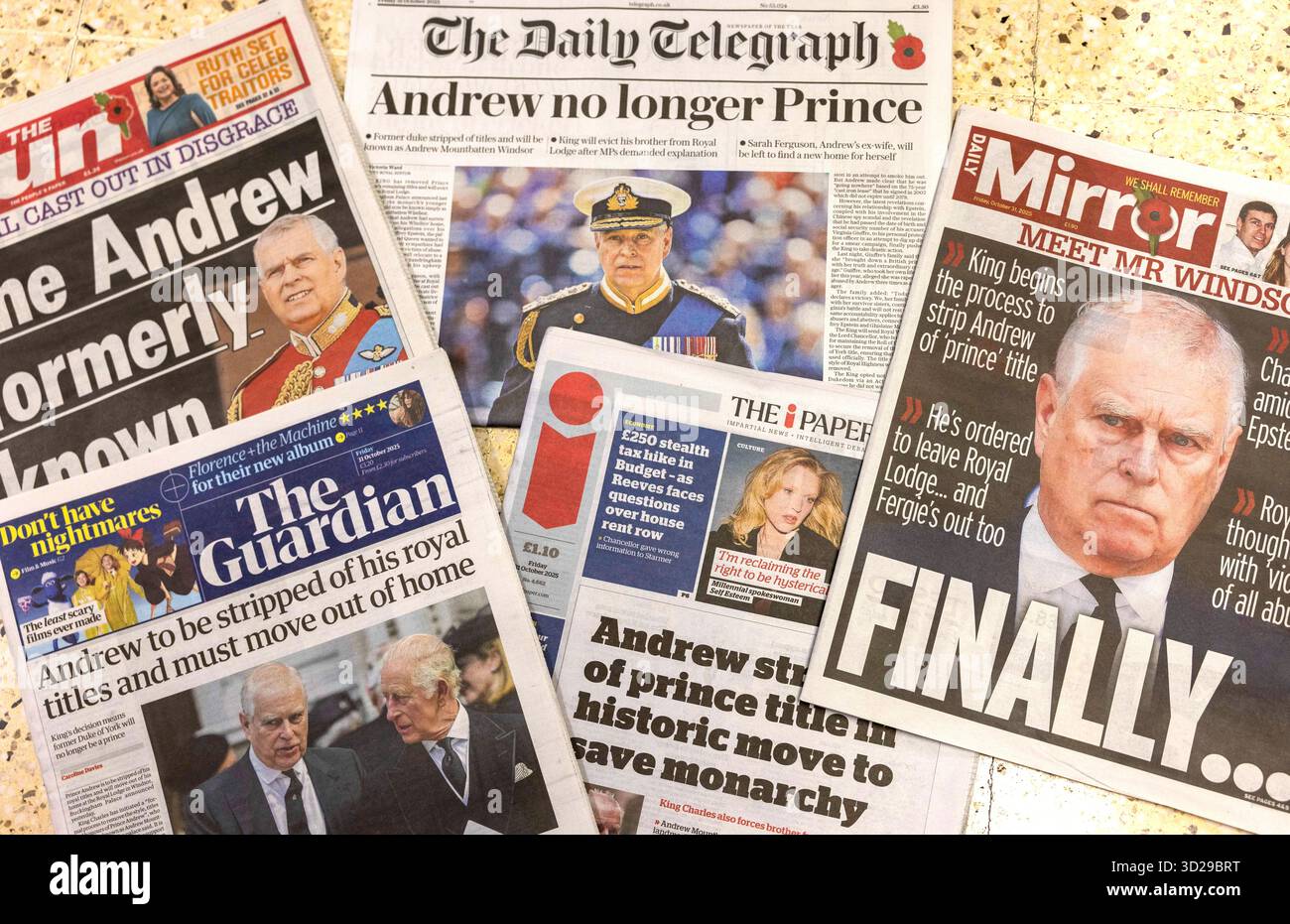 Londres, Royaume-Uni. 31 octobre 2025. Les journaux montrant la chute de l'ancien SAR le Prince Andrew. Le prince Andrew est déchu de son titre de « prince » et quittera son manoir de Windsor, Royal Lodge le frère du roi - maintenant connu sous le nom d'Andrew Mountbatten Windsor - déménagera dans le domaine royal de Sandringham, Norfolk. Andrew a renoncé à ses autres titres royaux plus tôt ce mois-ci, y compris le Duke of Yor Credit : Mark Thomas/Alamy Live News Banque D'Images