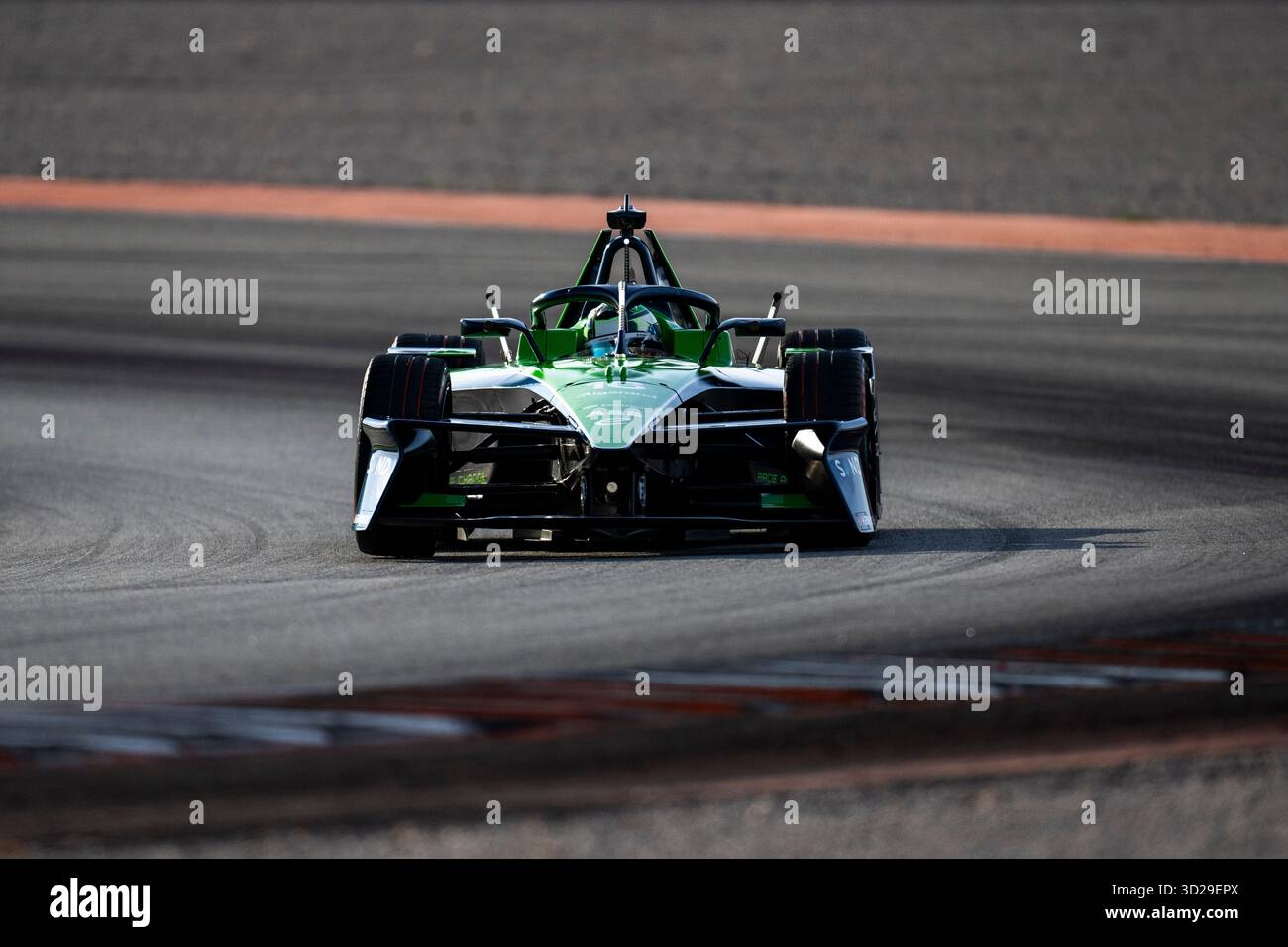 16 POWELL Alice (gbr), Envision Racing, Jaguar I-type 7, action lors des essais de pré-saison 2025 de Valence du Championnat du monde ABB FIA Formula E 2025-26, sur le circuit Ricardo Tormo du 27 au 31 octobre 2025 à Cheste, Espagne - photo Fabrizio Boldoni / DPPI Banque D'Images