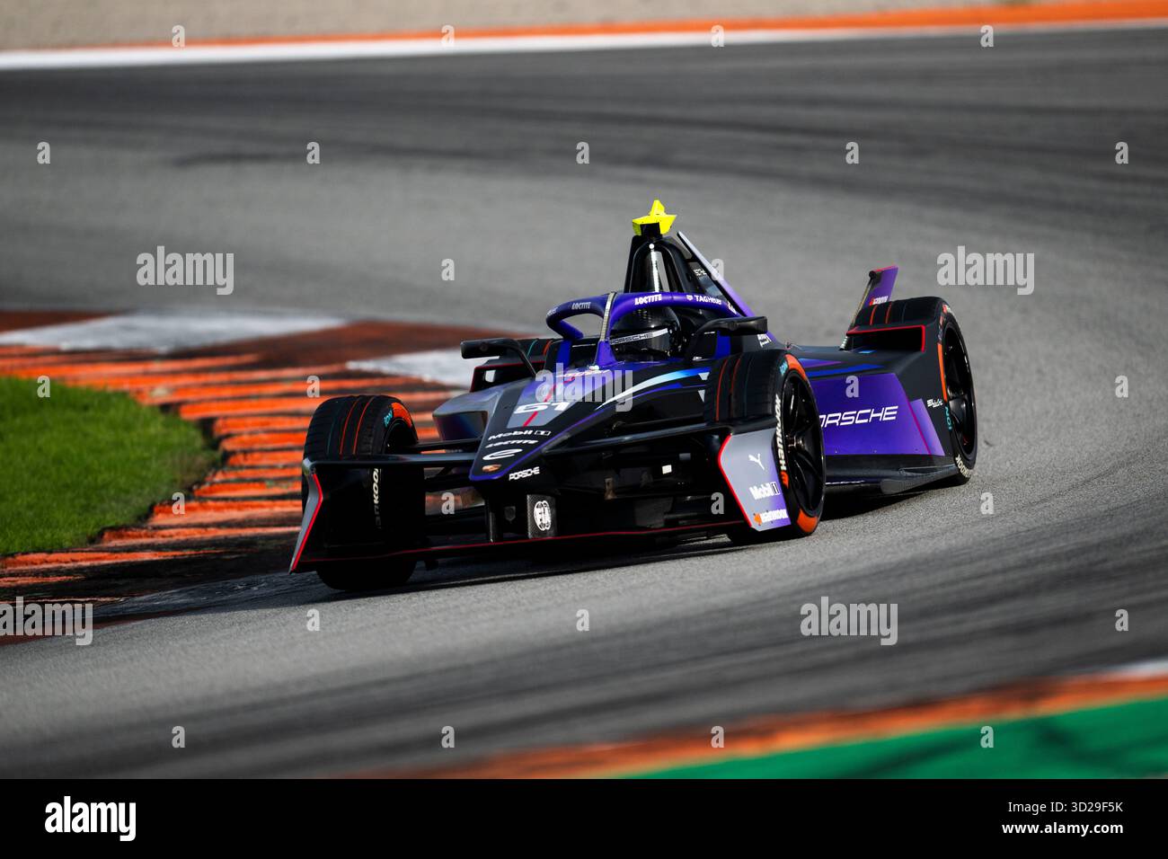 51 SCHALL Janina (ger), Porsche Formula E Team, Porsche 99X Electric, action lors des essais de pré-saison de Valence 2025 du Championnat du monde ABB FIA Formula E 2025-26, sur le circuit Ricardo Tormo du 27 au 31 octobre 2025 à Cheste, Espagne - photo Fabrizio Boldoni / DPPI Banque D'Images