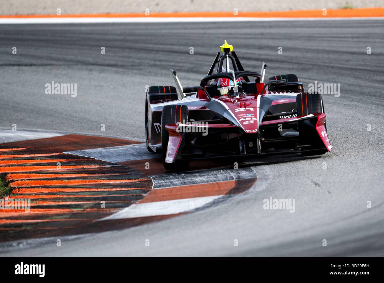 21 CHAMBRES Chloe (usa), Mahindra Racing, Mahindra M12Electro, action lors des essais de pré-saison 2025 de Valence du Championnat du monde ABB FIA Formula E 2025-26, sur le circuit Ricardo Tormo du 27 au 31 octobre 2025 à Cheste, Espagne - photo Fabrizio Boldoni / DPPI Banque D'Images