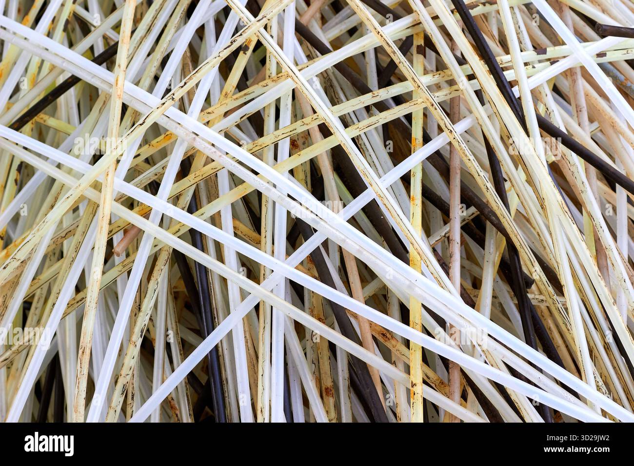 Polymères utilisés tubes pour les dispositifs de contrôle et de mesure des entreprises pétrochimiques. Tuyau transparent noir et blanc, tuyau, tuyau et recyclage des déchets con Banque D'Images