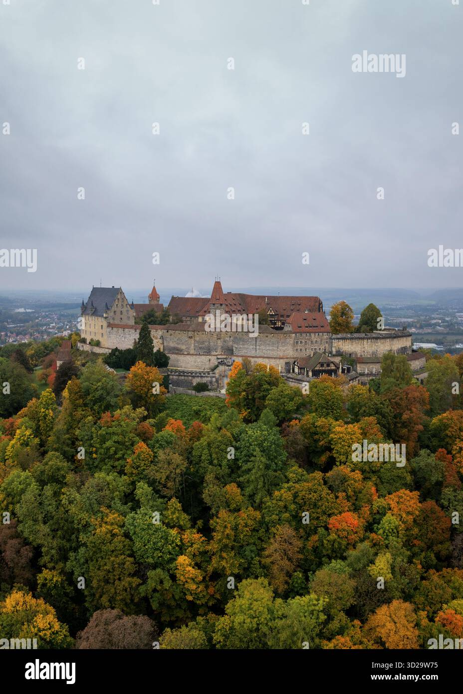 Coburg, Allemagne - 10 octobre 2025 : le palais de Veste Coburg sur la colline au-dessus de Coburg avec les couleurs de la forêt de feuillage d'automne Banque D'Images