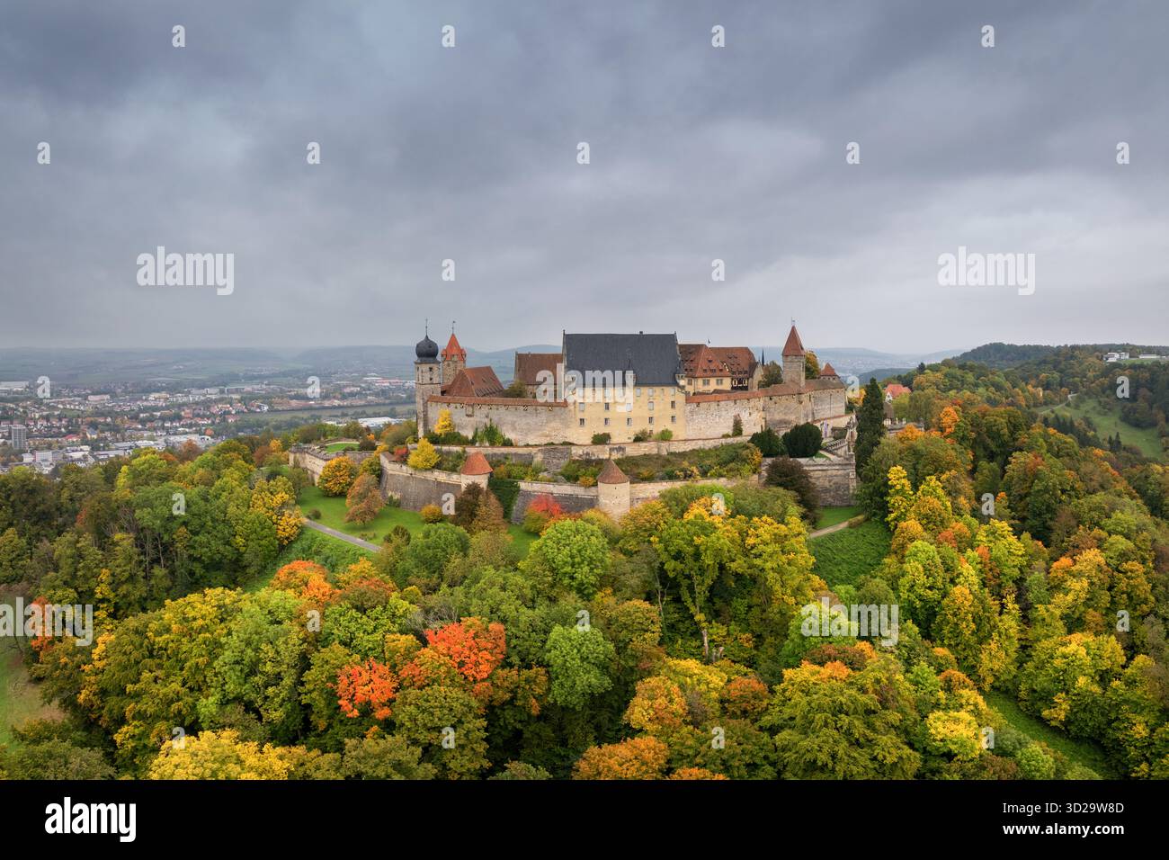 Coburg, Allemagne - 10 octobre 2025 : le palais de Veste Coburg sur la colline au-dessus de Coburg avec les couleurs de la forêt de feuillage d'automne Banque D'Images