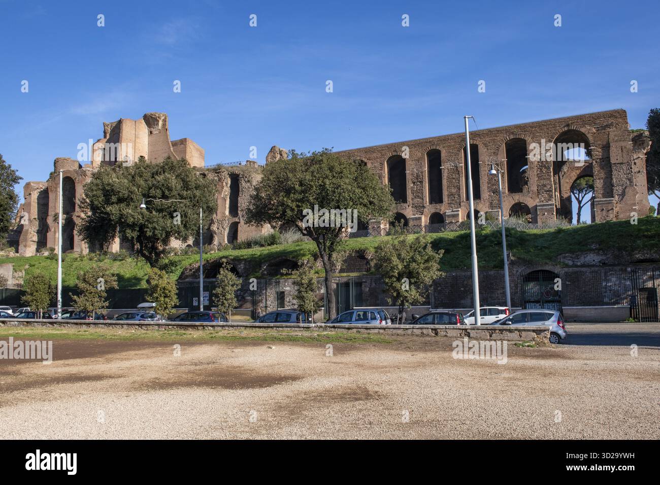 Vue depuis l'hippodrome Arena Circus Maximus, site de la course de chars, jusqu'aux ruines du palais impérial Domitien, Rome, Latium, Italie Banque D'Images
