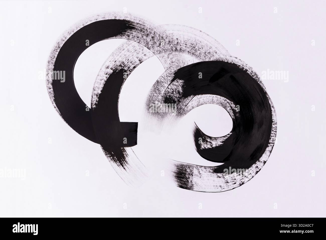 Lignes abstraites de peinture noire en forme de demi-cercle sur fond blanc. Conception graphique et concept de logo. Parfait pour les designs créatifs audacieux Banque D'Images