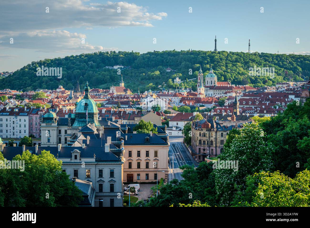 Belle vue de mai de la petite ville de Prague (Malá Strana) dans l'après-midi, République tchèque, vue depuis le parc Letná Banque D'Images