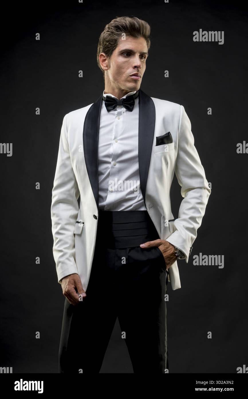 Élégant et bel homme habillé en tuxedo pour le Nouvel An ou de la partie Banque D'Images