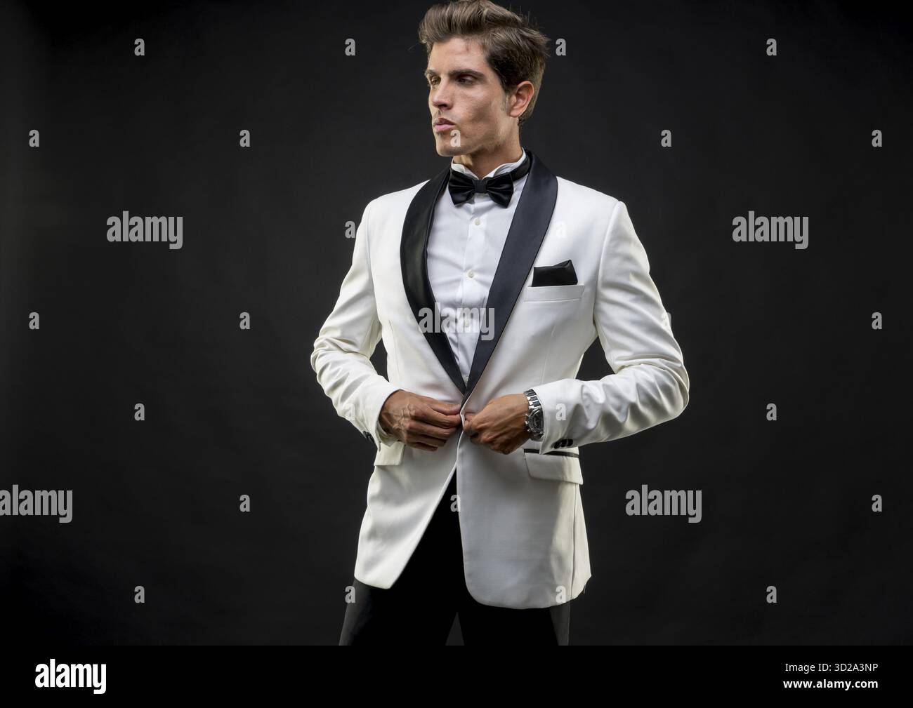 Mariage, élégant et bel homme habillé en tuxedo pour le Nouvel An ou de la partie Banque D'Images