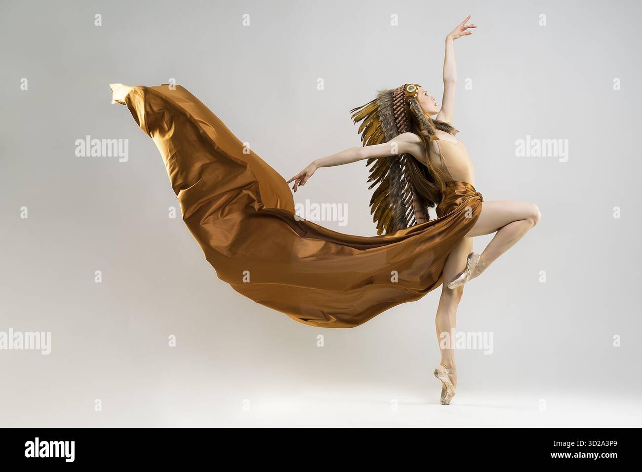 Wild, belle American Indian woman with big plume de plumes brunes. danser comme l'esprit de liberté Banque D'Images