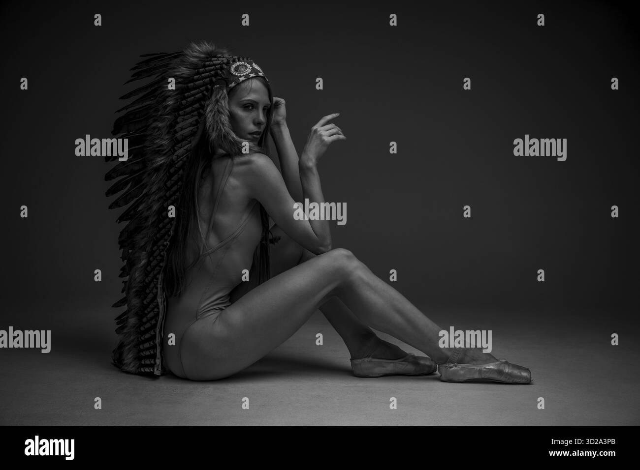 La spiritualité, belle American Indian woman with big plume de plumes brunes. danser comme l'esprit de liberté Banque D'Images