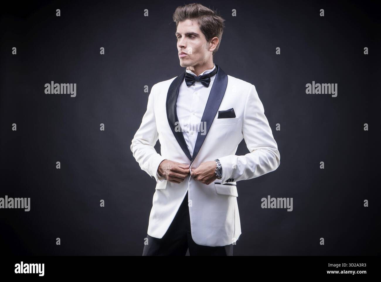 Mariage, élégant et bel homme habillé en tuxedo pour le Nouvel An ou de la partie Banque D'Images