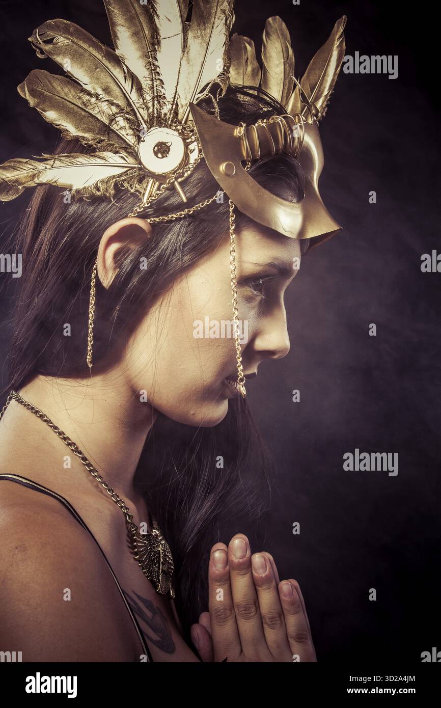 Valkyrie, concept de statue dorée. Portrait arty de modèle avec masque doré et cils brillants. Corps sportif parfait. Cheveux longs. Profil. Danger Banque D'Images