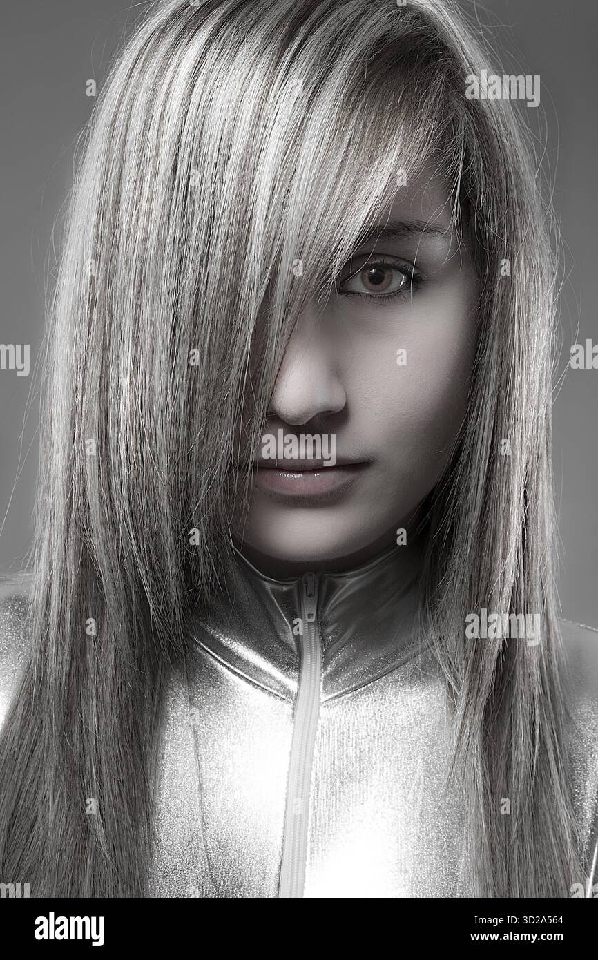 Les jeunes avenir attrayant avec des yeux vides et costume gris argent Banque D'Images