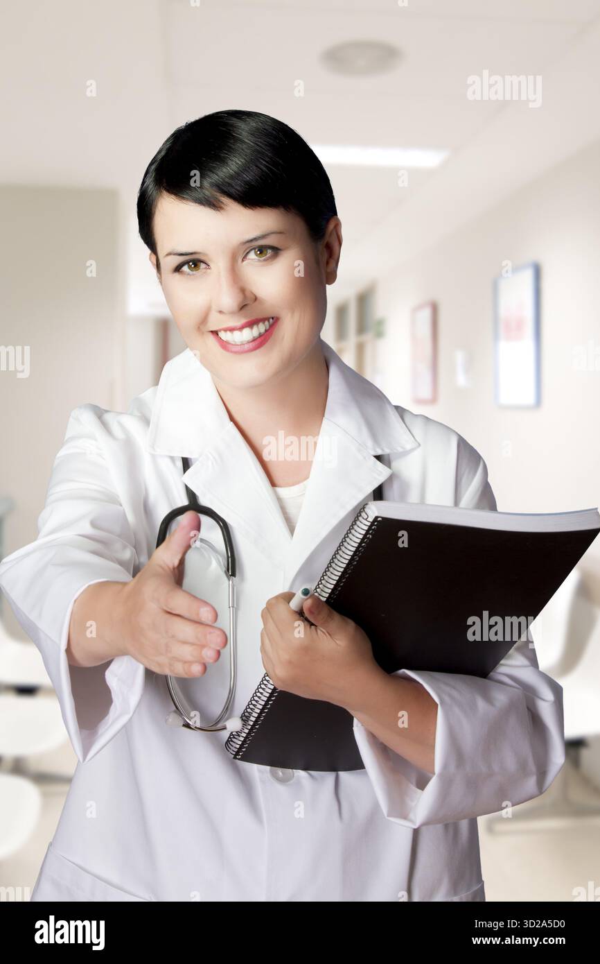 Brunette femme médecin en service accueillant le patient à l'hôpital, professionnel amical, soins de santé Banque D'Images