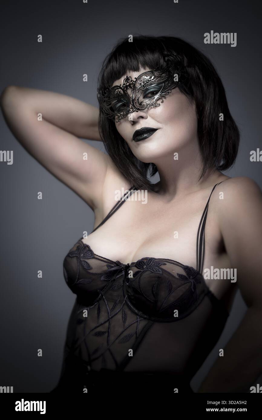 Belle femme avec masque de Venise et corset, sensuelle, sexy et attrayant Banque D'Images