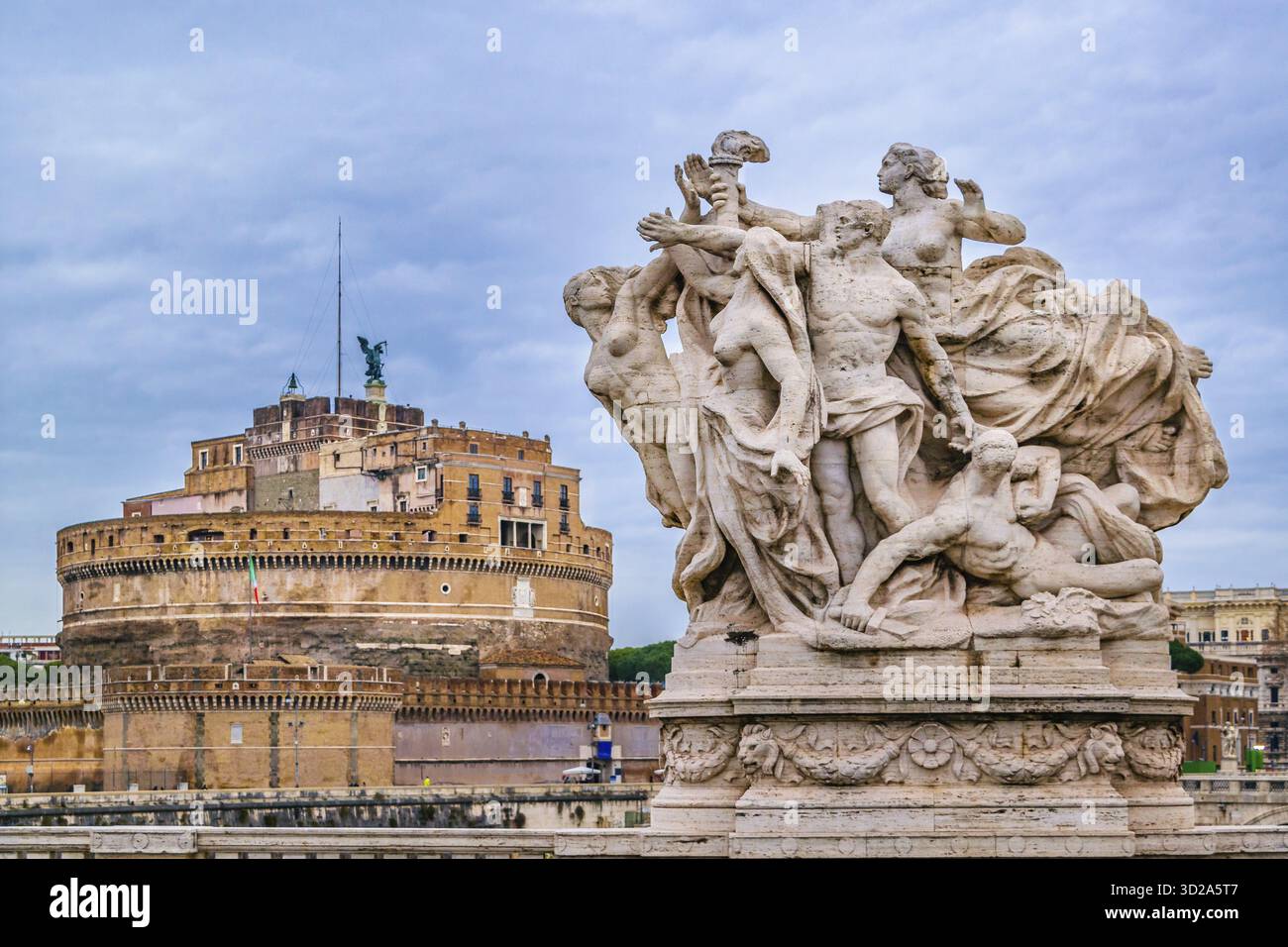 Vue extérieure du château Saint Angel, un célèbre bâtiment historique cylindrique romain situé dans la ville de Rome, Italie, Italie Banque D'Images