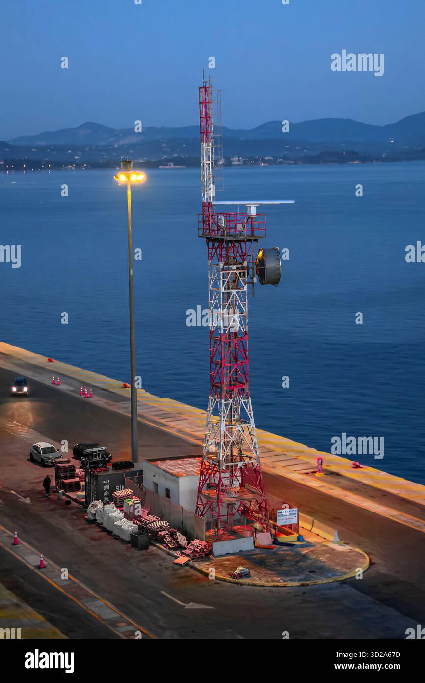 Une tour de communication sur le quai des bateaux de croisière à Corfou, Grèce Banque D'Images