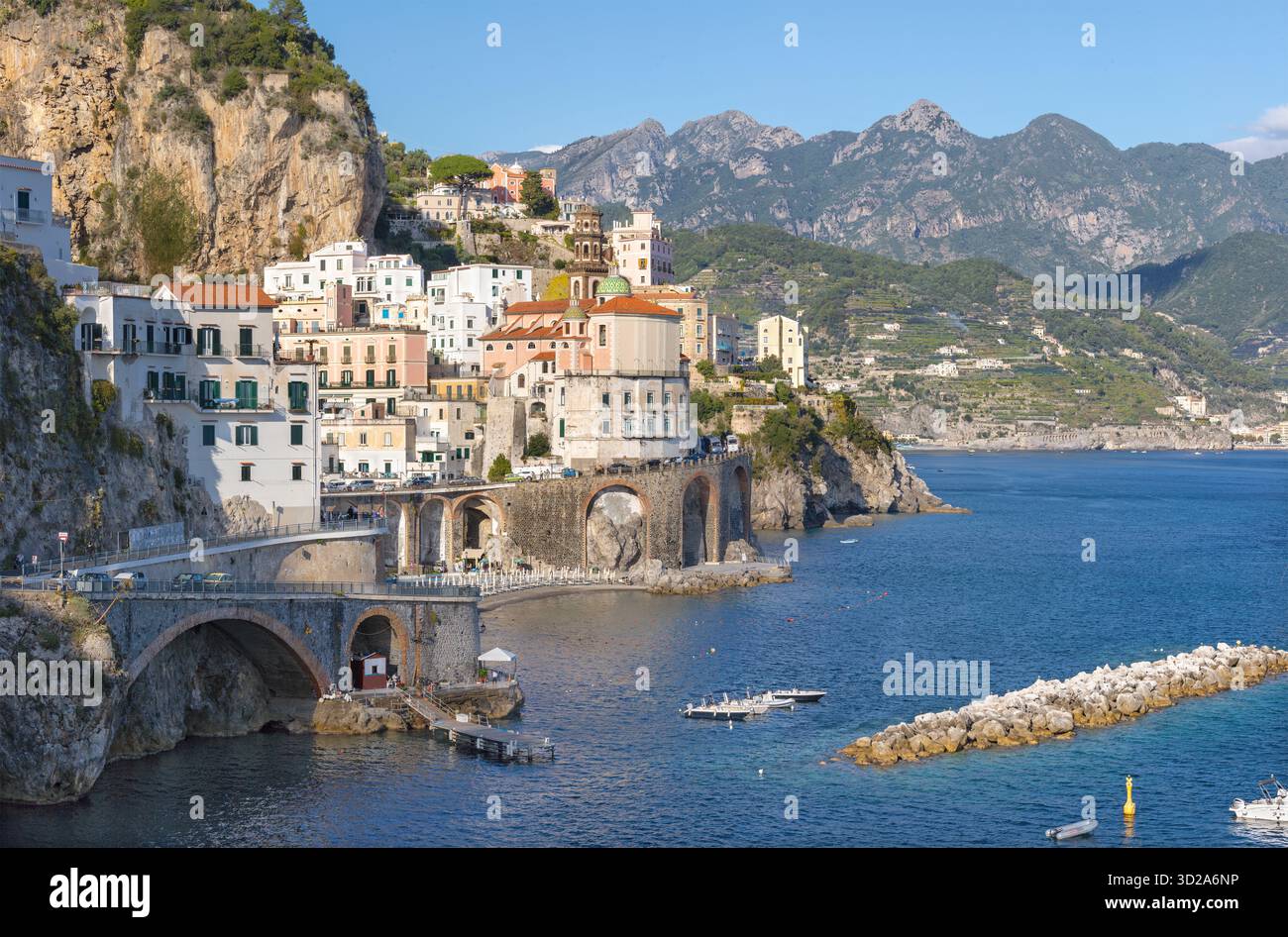 Atrani - côte amalfitaine - la ville avec la côte Banque D'Images