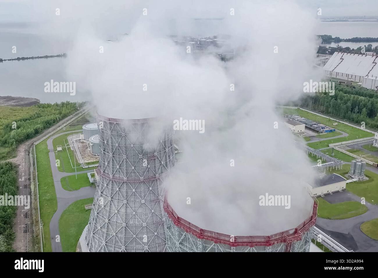 Tours à vapeur en plein essor d'une centrale nucléaire. Banque D'Images