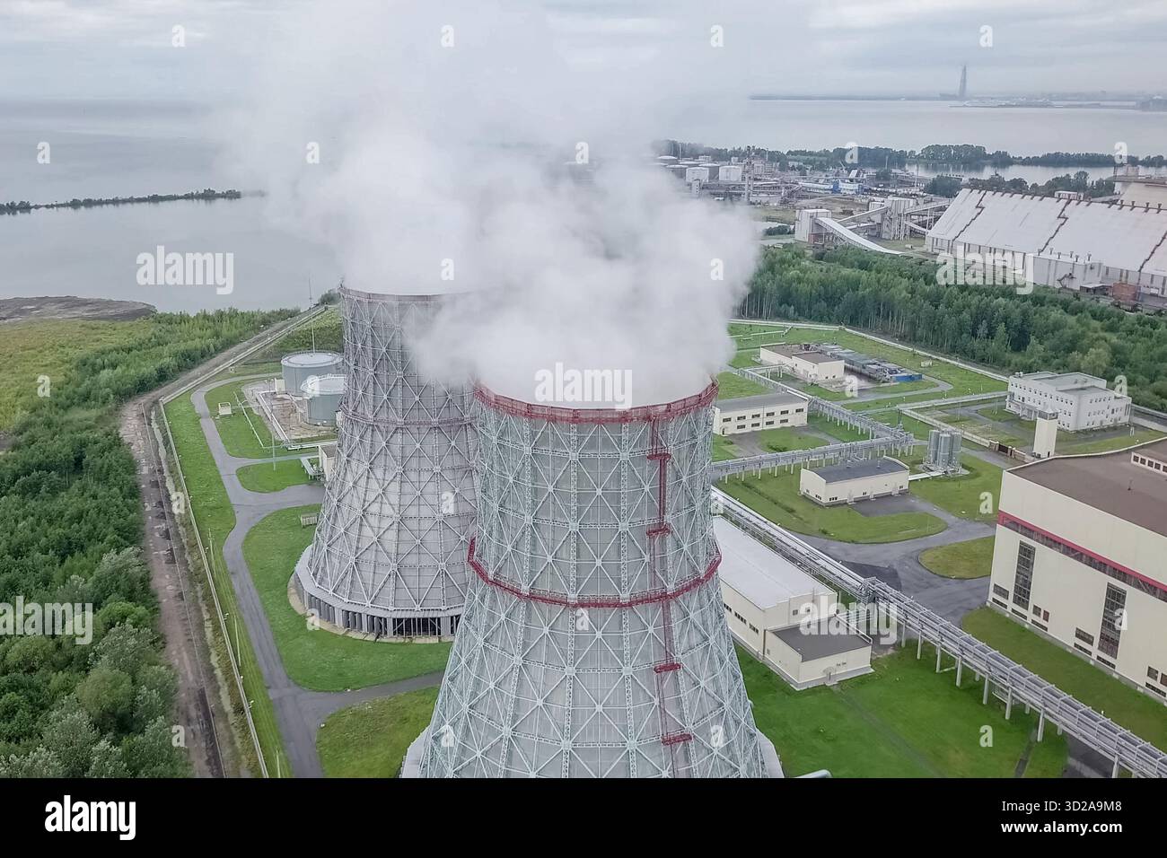 Tours à vapeur en plein essor d'une centrale nucléaire. Banque D'Images