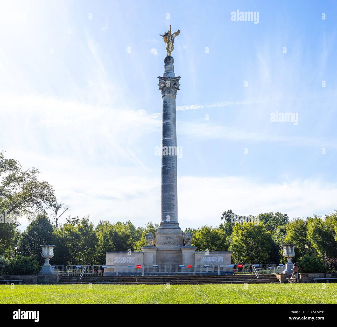 La colonne de la victoire du Bronx et Memorial Grove dans Pelham Bay Park, le Bronx, New York. Une statue en bronze de Winged Victory surmonte une colonne de calcaire. Banque D'Images