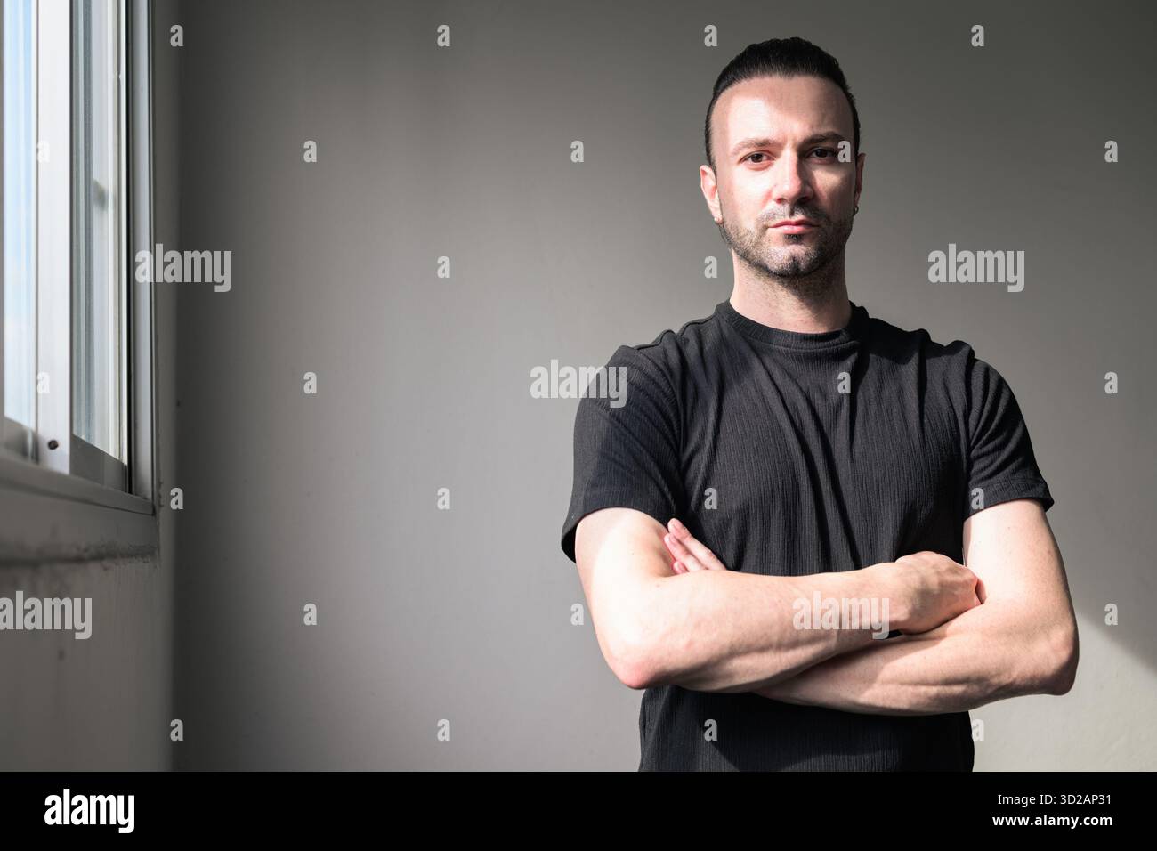 Portrait d'un bel homme barbu en t-shirt noir Banque D'Images