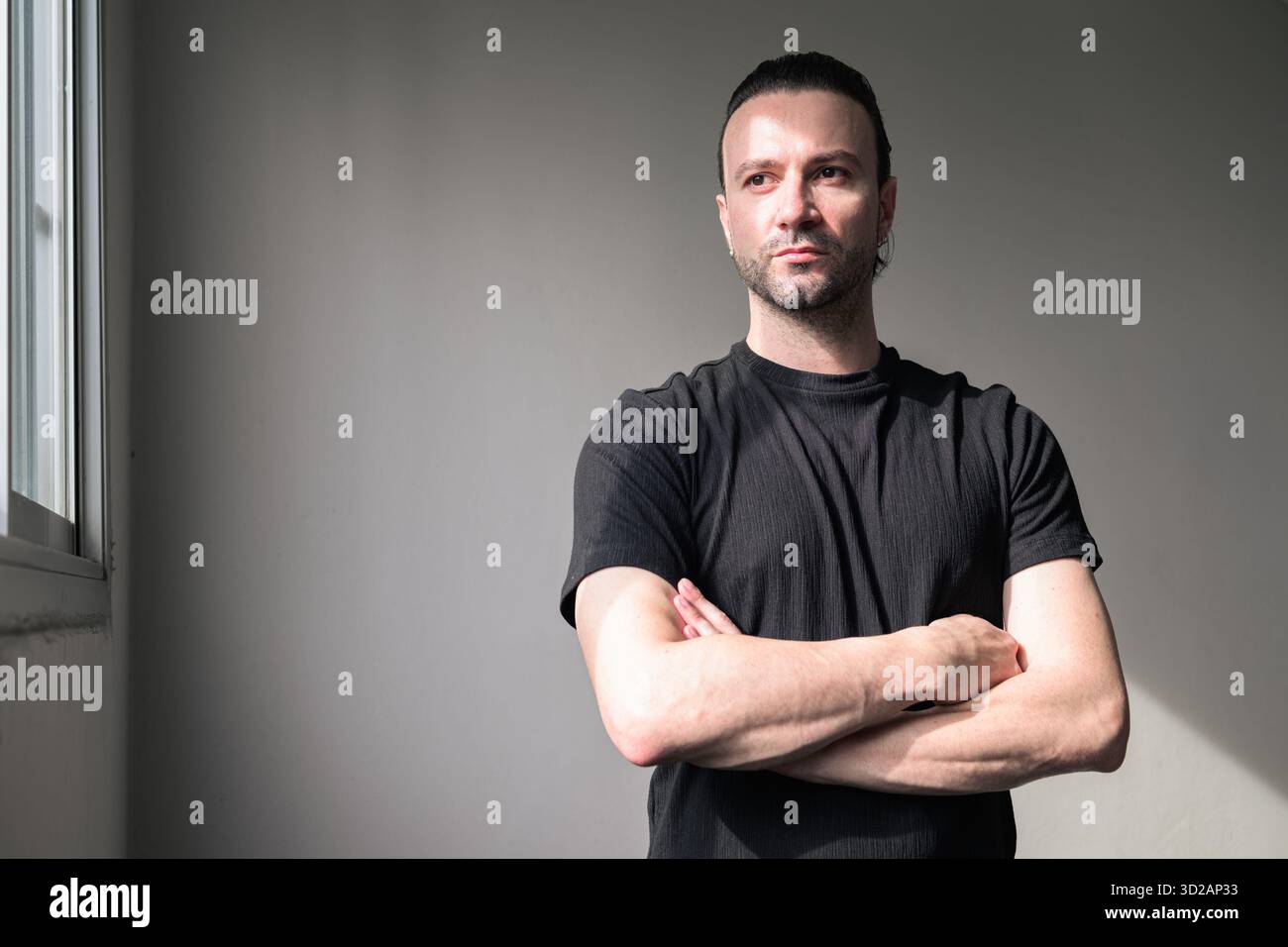 Portrait d'un bel homme barbu en t-shirt noir Banque D'Images