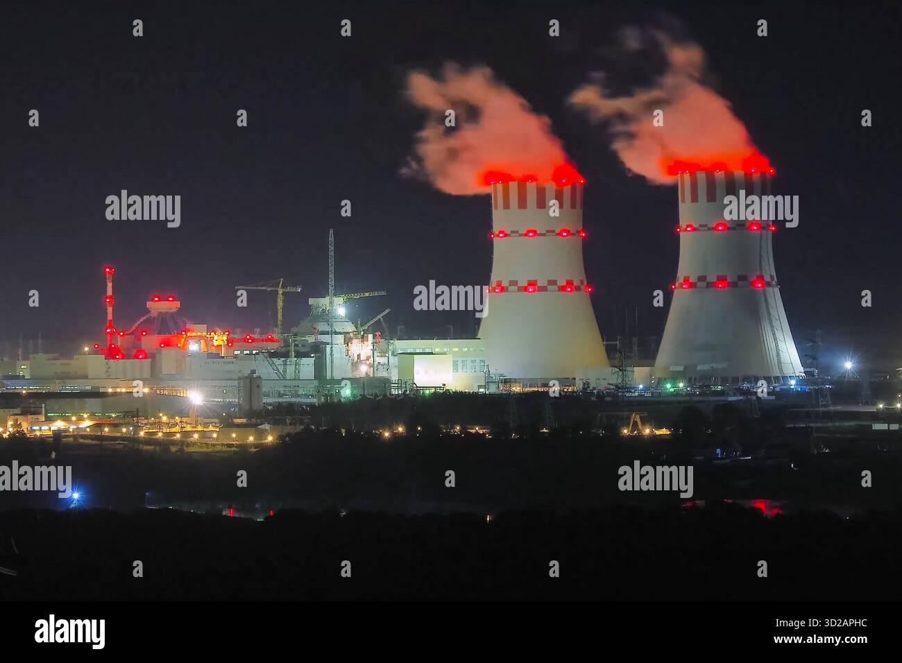 Tours à vapeur en plein essor d'une centrale nucléaire. Banque D'Images