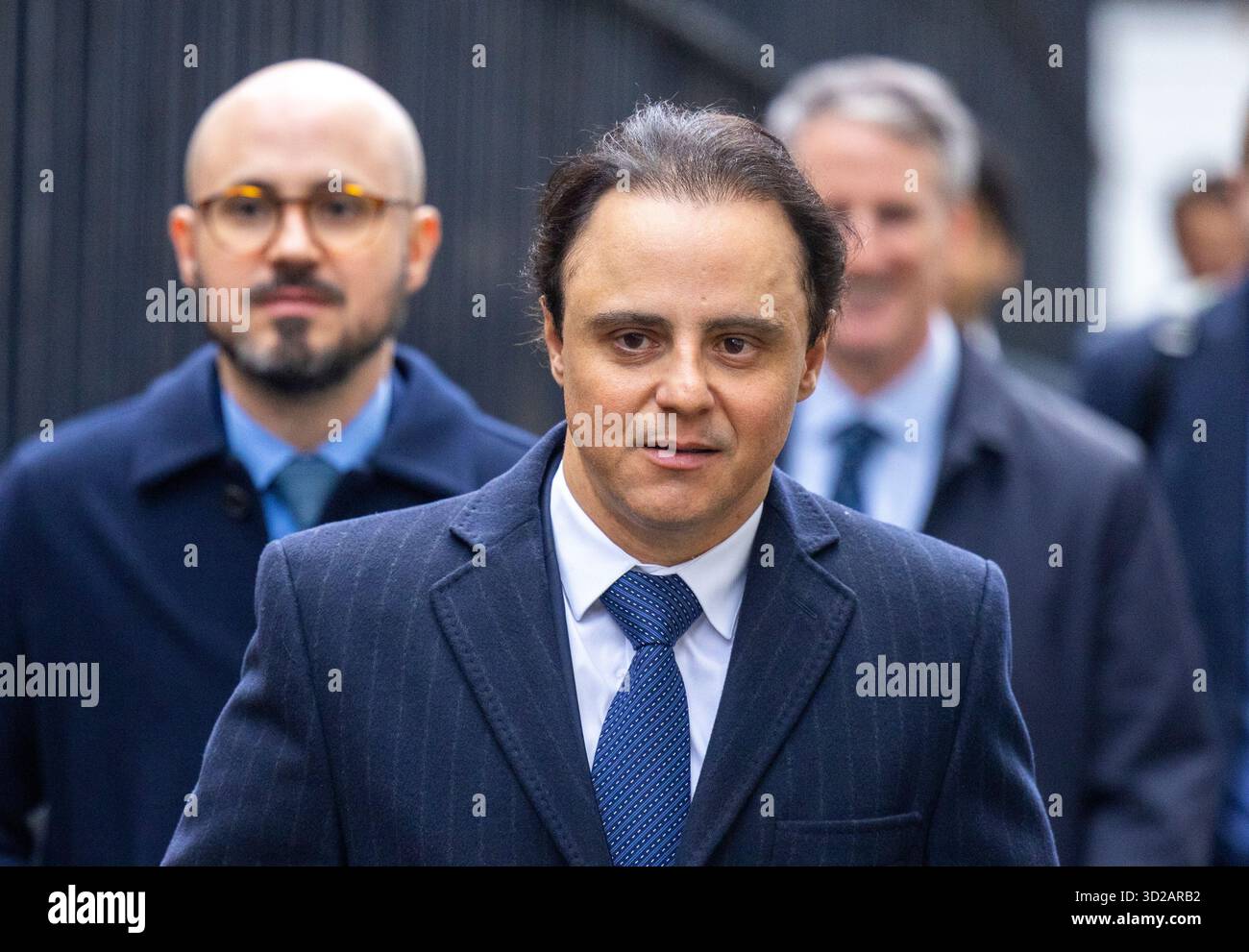 Londres, Royaume-Uni 31 octobre 2025 ancien pilote de formule 1, Felipe Massa, le troisième et dernier jour de son audience devant les cours royales de justice. Le brésilien, âgé de 44 ans, engage une action en justice pour une prétendue "conspiration" qui, selon lui, lui aurait refusé le titre, qui a été remporté par Lewis Hamilton pour McLaren. Massa était à la haute Cour de Londres mercredi pour le jour d'ouverture d'une audience de trois jours, où il cherche environ 64 millions de livres plus les intérêts de l'ancien patron de F1 Bernie Ecclestone, formule 1 et l'organe directeur de la FIA. Banque D'Images