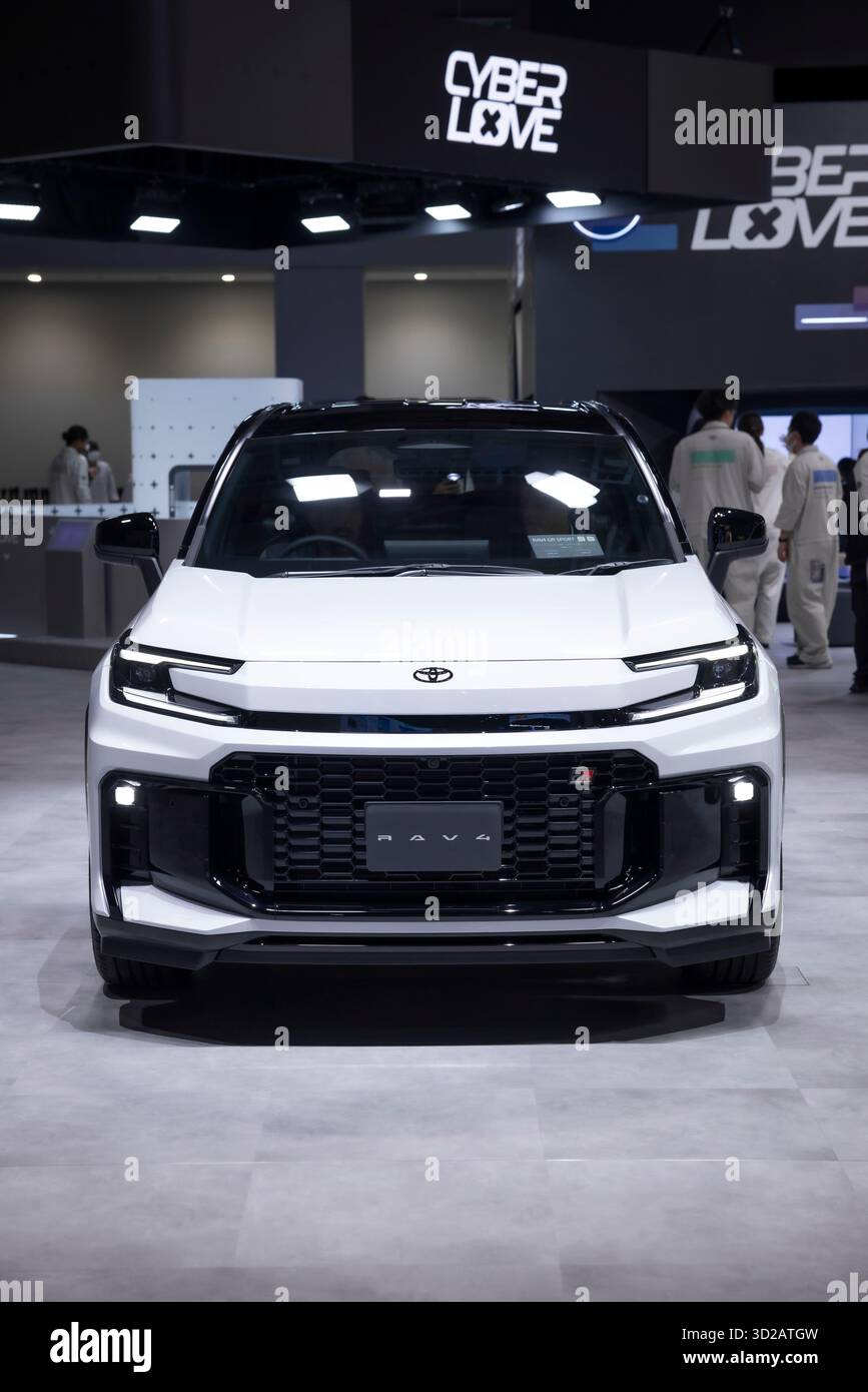 Tokyo, Japon. 30 octobre 2025. Toyota RAV4 GR Sport exposé au Japan Mobility Show 2025. Le Japan Mobility Show (JMS) 2025, qui s'est tenu du 29 octobre au 3 novembre à Tokyo Big Sight, a marqué une évolution audacieuse du traditionnel salon de l'automobile de Tokyo en une vitrine mondiale de la mobilité de nouvelle génération. Crédit : SOPA images Limited/Alamy Live News Banque D'Images