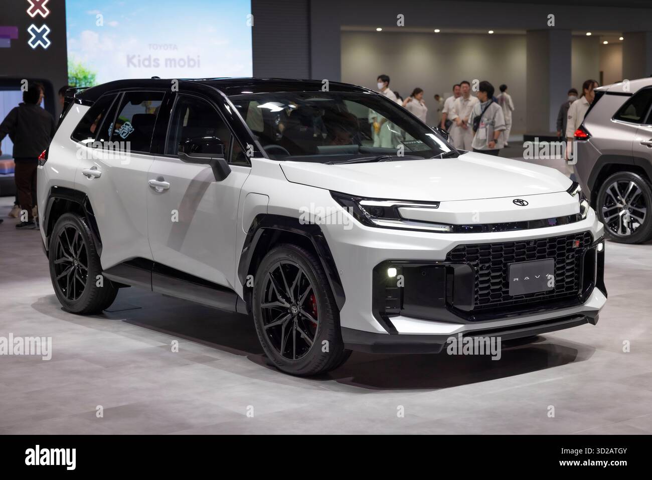 Tokyo, Japon. 30 octobre 2025. Toyota RAV4 GR Sport exposé au Japan Mobility Show 2025. Le Japan Mobility Show (JMS) 2025, qui s'est tenu du 29 octobre au 3 novembre à Tokyo Big Sight, a marqué une évolution audacieuse du traditionnel salon de l'automobile de Tokyo en une vitrine mondiale de la mobilité de nouvelle génération. Crédit : SOPA images Limited/Alamy Live News Banque D'Images