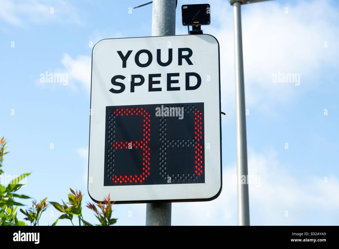 Un signal radar de vitesse, également connu sous le nom de dispositif indicateur de vitesse (SID) ou signal de retour du conducteur. Ces panneaux sont utilisés pour apaiser la circulation et la sécurité routière Banque D'Images