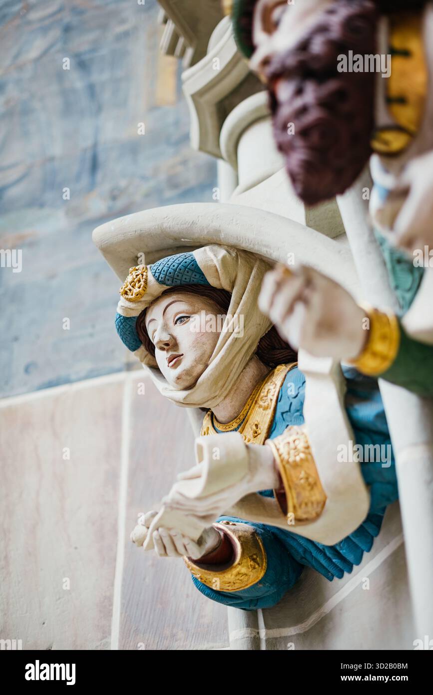 Sculpture (partie d'une représentation du jugement dernier) sur l'entrée principale de la façade ouest de la cathédrale de Berne (Berner Münster), Berne, Suisse Banque D'Images