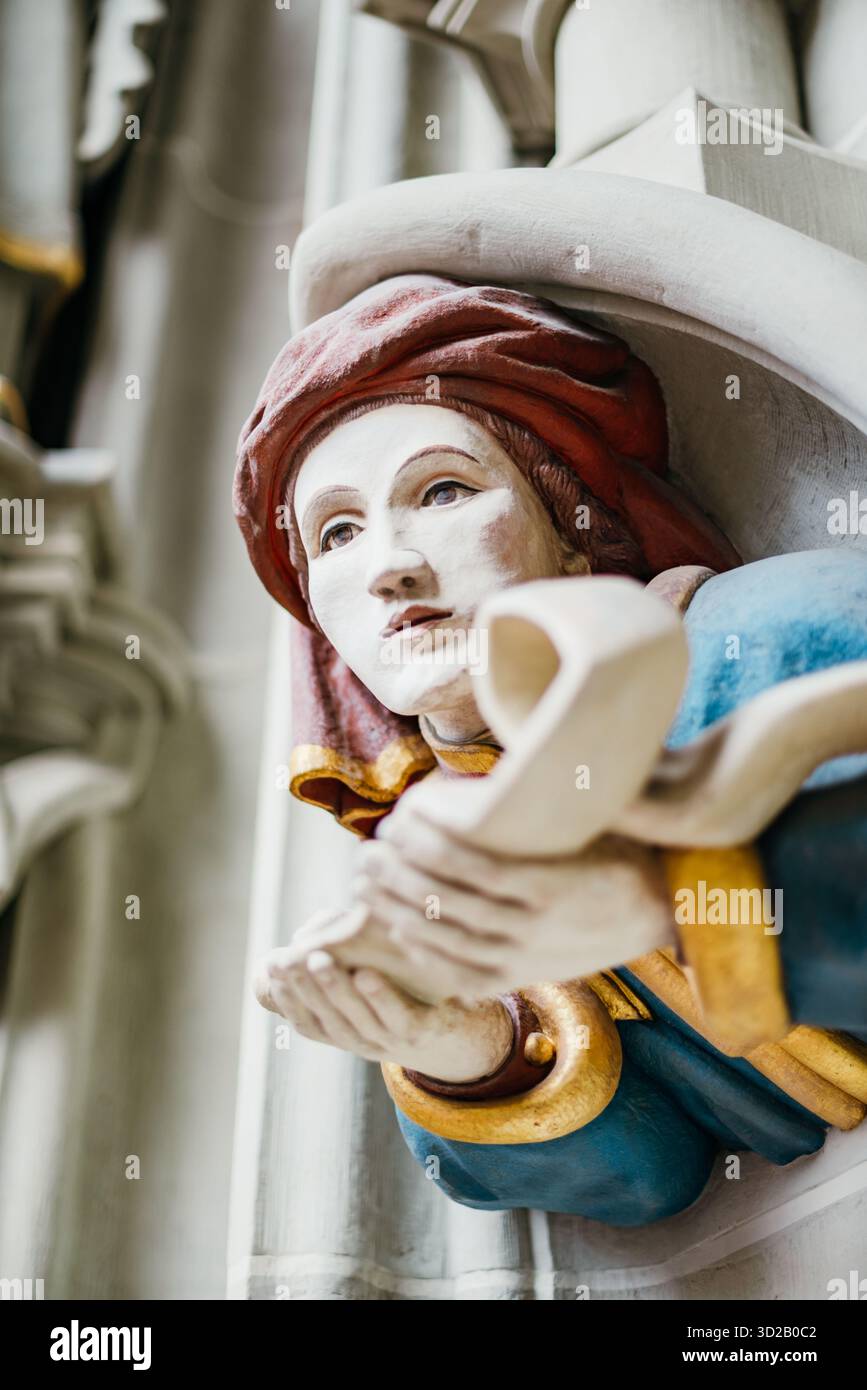 Sculpture (partie d'une représentation du jugement dernier) sur l'entrée principale de la façade ouest de la cathédrale de Berne (Berner Münster), Berne, Suisse Banque D'Images