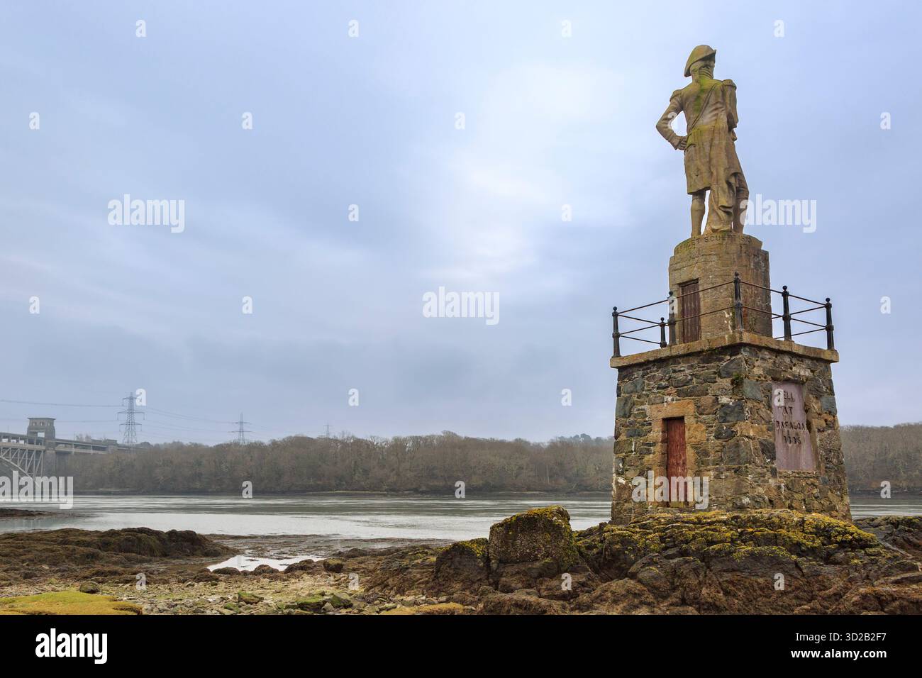 Une statue de Nelson est située sur les magnifiques rives du détroit de Menai entre le majestueux pont Britannia et Plas Newydd. Banque D'Images